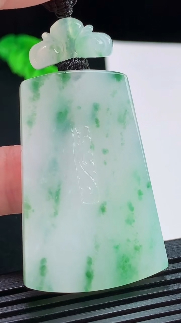 天然A货翡翠冰种飘花仿古无事牌吊坠，尺寸45.6-30-5.5 重量:26.15g
8月3日
