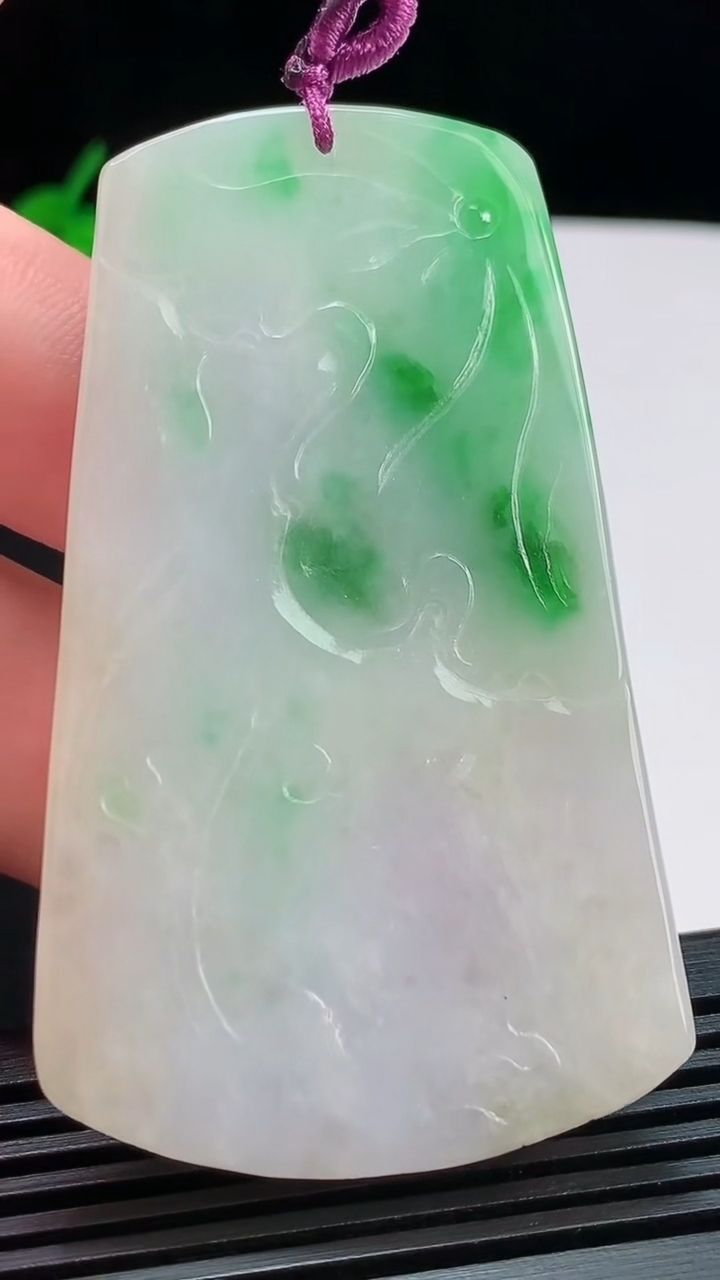 天然A货翡翠观音菩萨吊坠，尺寸67-38-5.6 重量:34.78g
8月3日