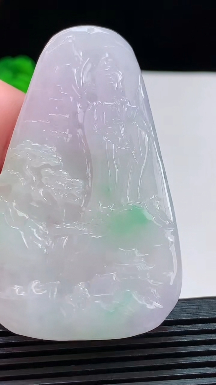 天然A货翡翠春带彩 紫罗兰山水观音吊坠，尺寸65.6-37-4.8 重量:24.16g
8月3日