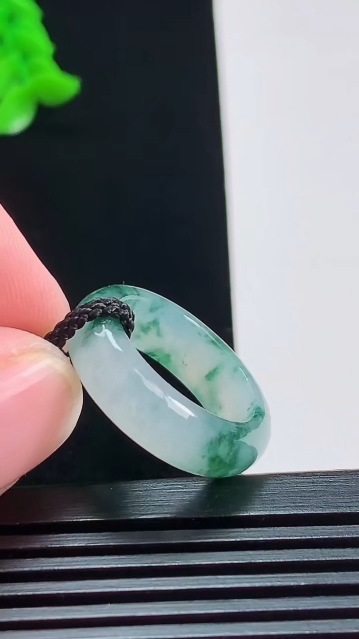 天然A货翡翠飘花玉指环 戒指，尺寸16.2-6.2-3.5 重量:4..06g2026年8月3日
工厂直销收藏佳品,种好水足，色泽均匀，有种有色，上手高大气！