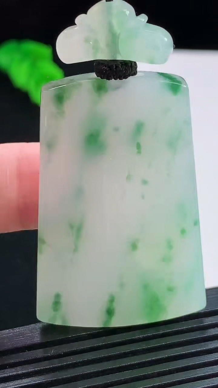 天然A货翡翠冰种飘花仿古无事牌吊坠，尺寸45.6-30-5.5 重量:26.15g
8月3日