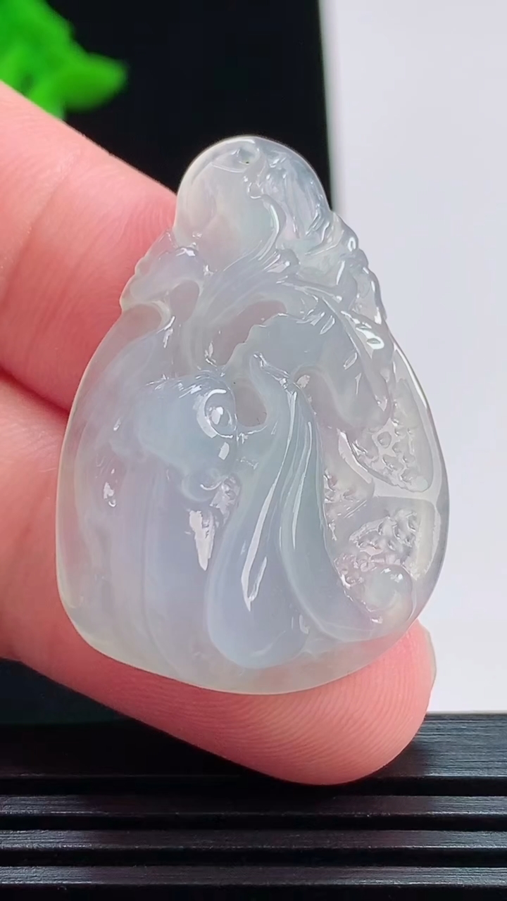 天然A货翡翠蝙蝠吊坠，尺寸36.2-25-9 重量:9.31g
8月3日