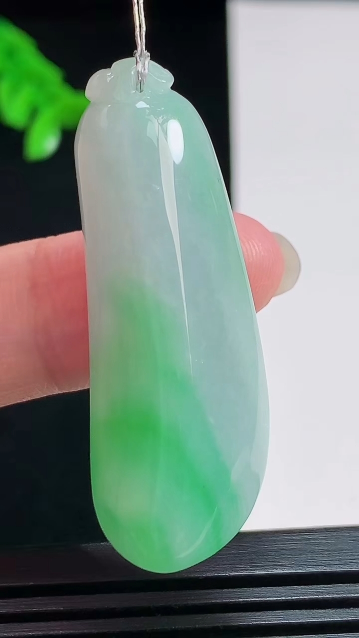 天然A货翡翠福瓜吊坠，尺寸45-16-12 重量:14.80g
8月3日