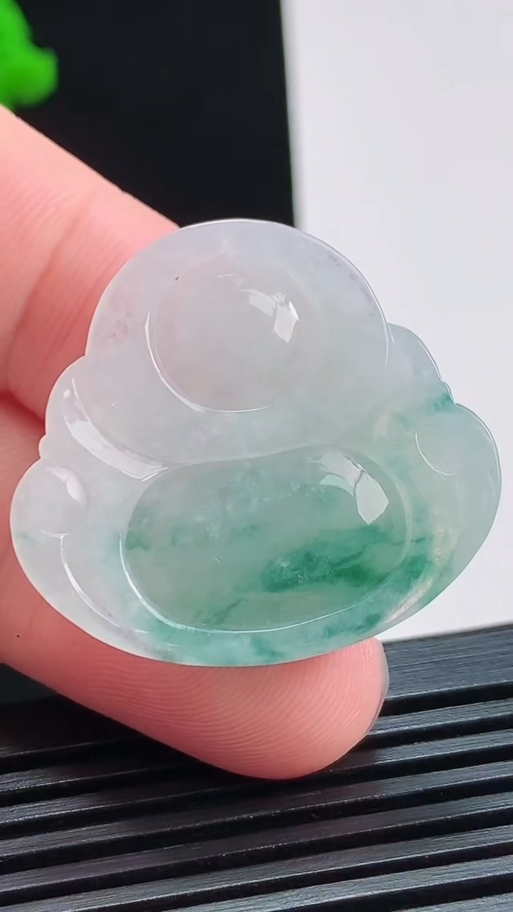 天然A货翡翠飘花佛公吊坠，尺寸30-32-5.8 重量:8.12g
8月3日