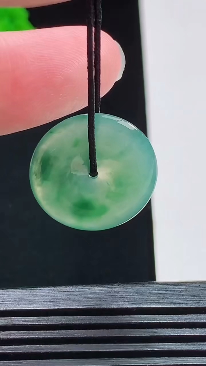 天然A货翡翠平安扣吊坠，尺寸19.5-2.5 重量:2.07g
8月3日