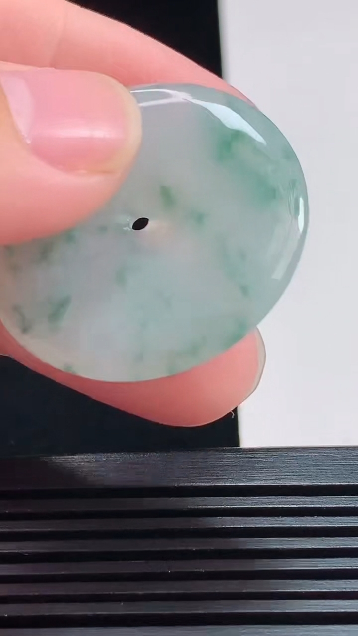 天然A货翡翠飘花平安扣吊坠，尺寸33-5 重量:12.10g
8月3日