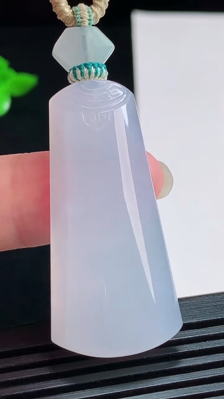 天然A货翡翠冰种紫罗兰仿古无事牌吊坠，尺寸42-20-5.6 重量:12.66g
8月3日