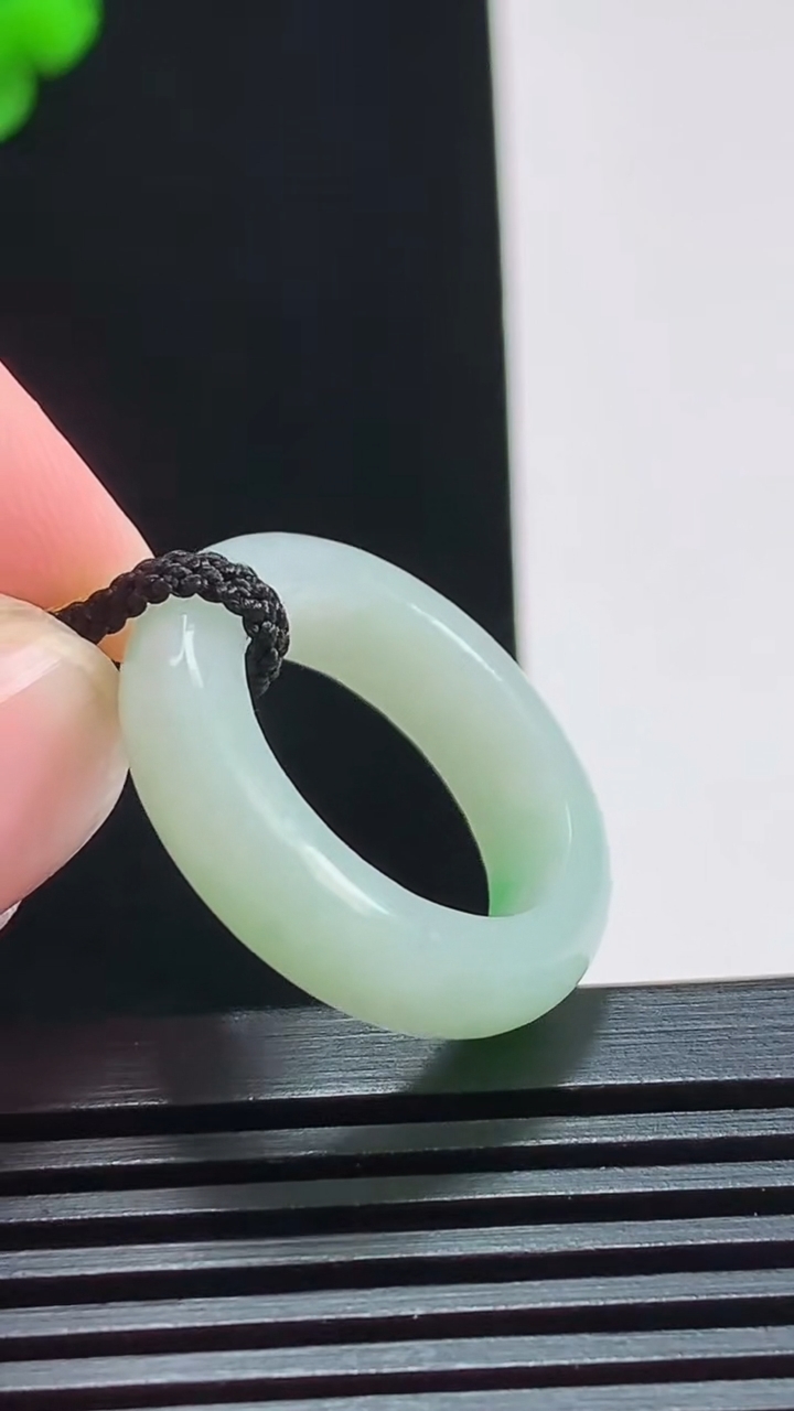 天然A货翡翠玉指环 戒指，尺寸17.3-5.8-3.8 重量:4.58g2026年8月3日
工厂直销收藏佳品,种好水足，色泽均匀，有种有色，上手高大气！