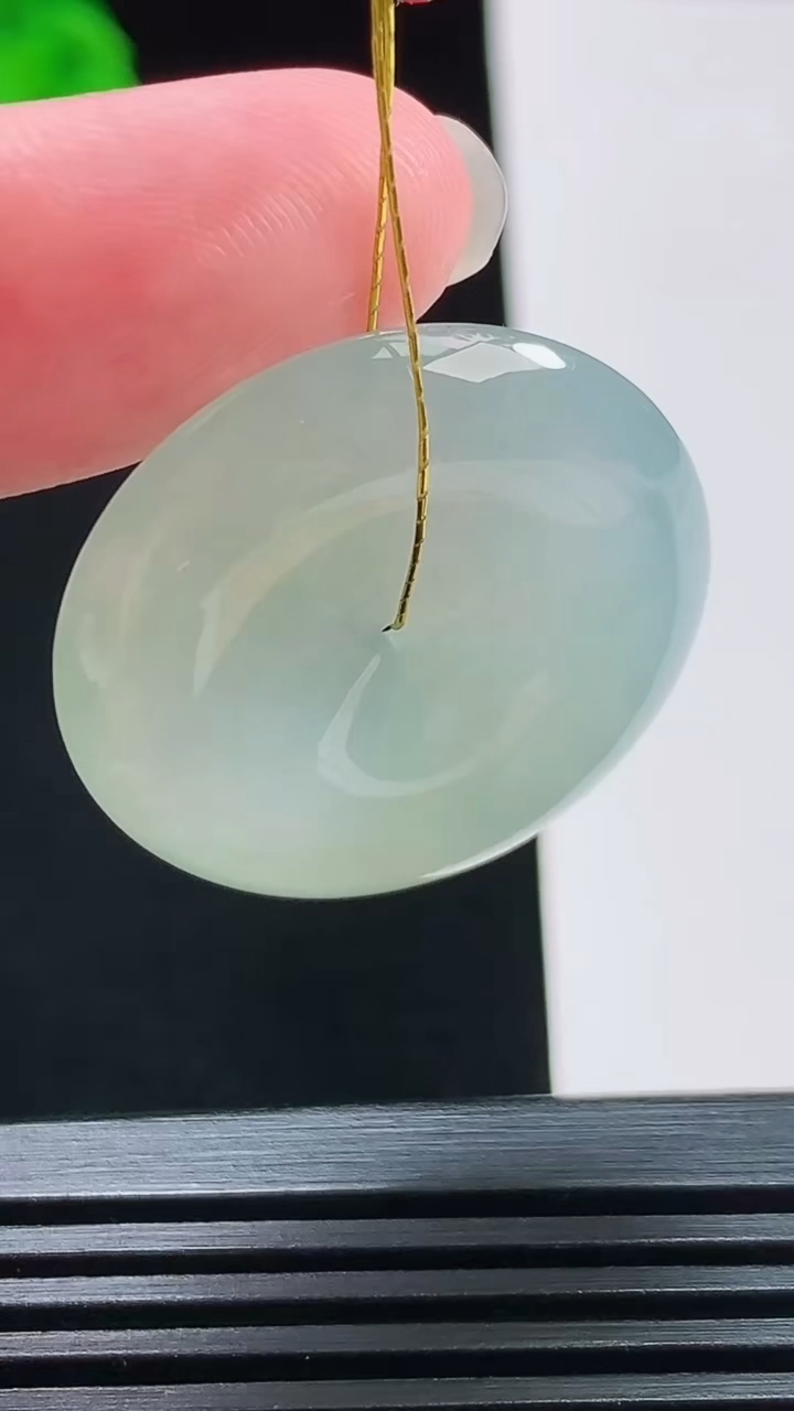 天然A货翡翠平安扣吊坠，尺寸28.5-6 重量:9.94g
8月3日