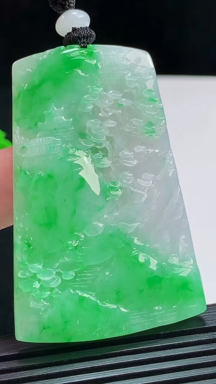 天然A货翡翠山水牌吊坠，尺寸55-36.2-5.2 重量:28.25g
8月3日