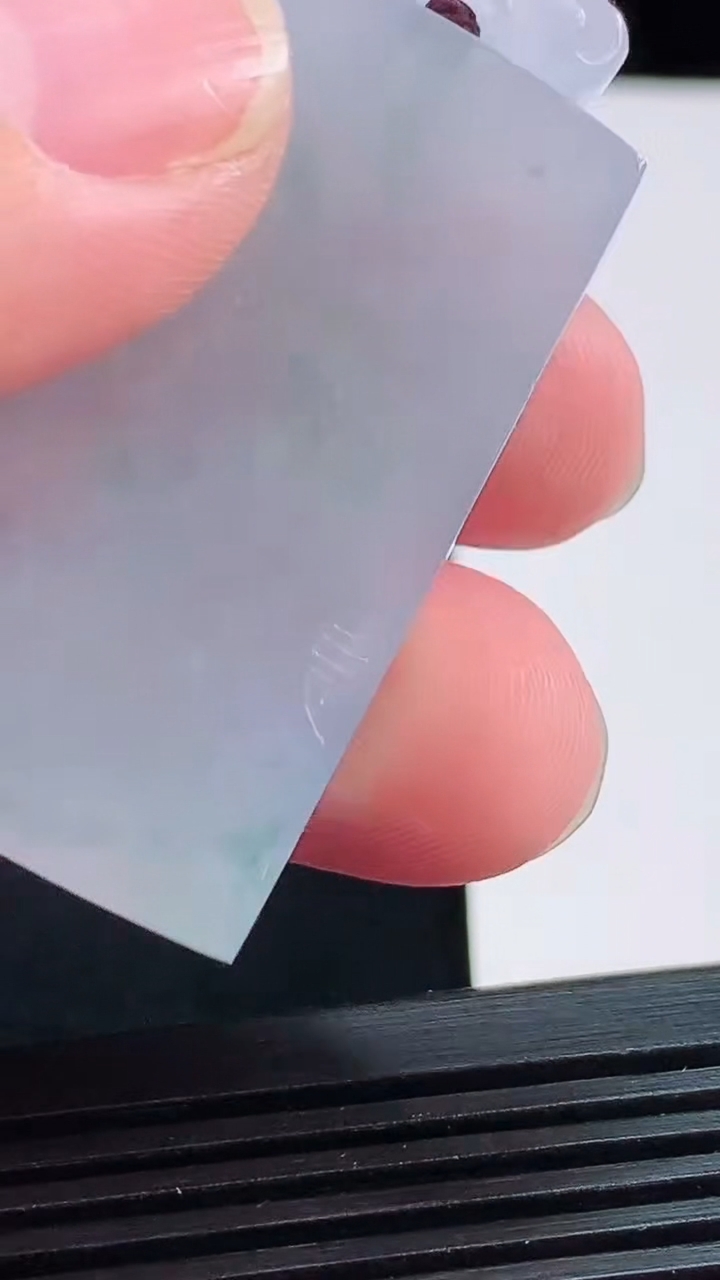 天然A货翡翠紫罗兰 飘花仿古无事牌吊坠，尺寸52-25-6.6 重量:23.11g
8月3日