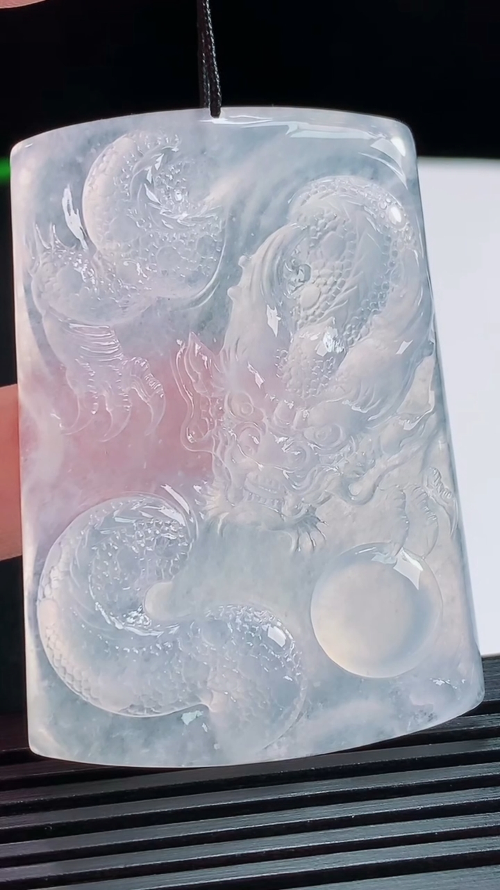 天然A货翡翠种白冰龙牌吊坠，尺寸55.5-38.6-6 重量:29.70g
8月3日