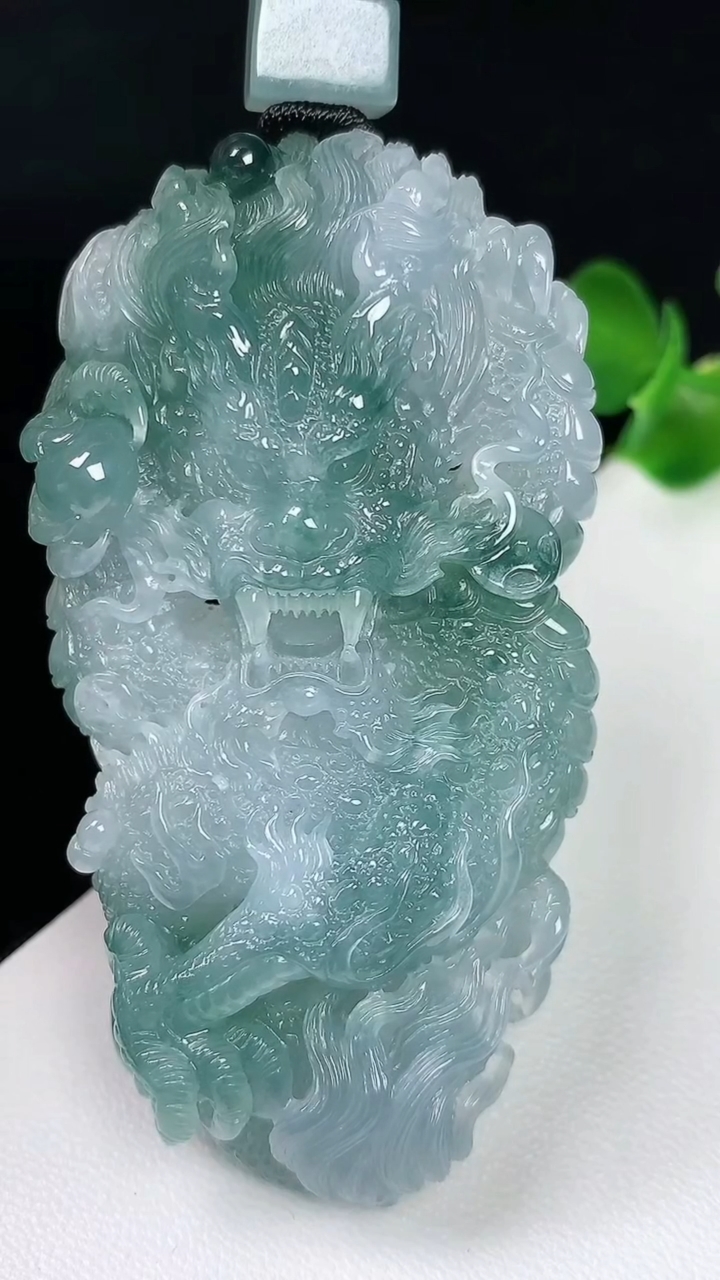 天然A货翡翠龙牌吊坠，尺寸65-34.7-12.5，重量:48.21g
8月3日