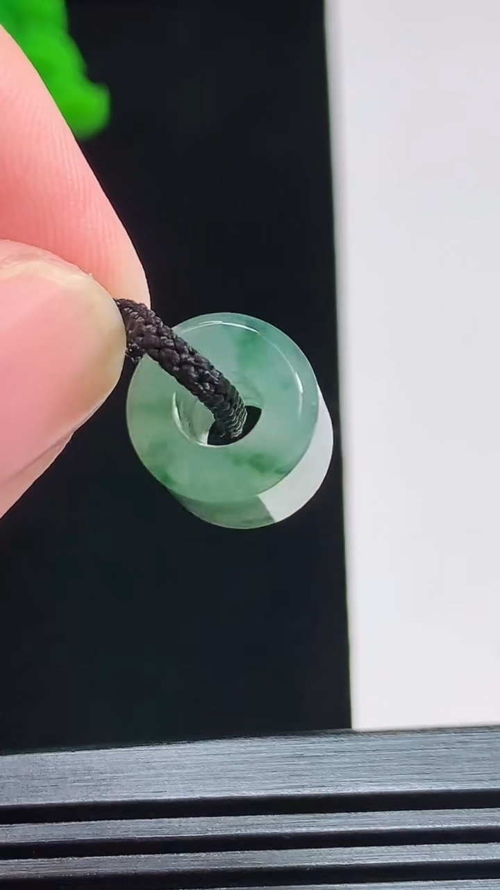 天然A货翡翠飘花路路通吊坠，尺寸13.5-12 重量:3.95g
8月3日