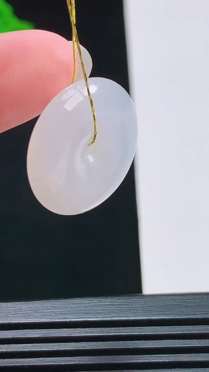 天然A货翡翠平安扣吊坠，尺寸21-5.2 重量:5.00g
8月3日