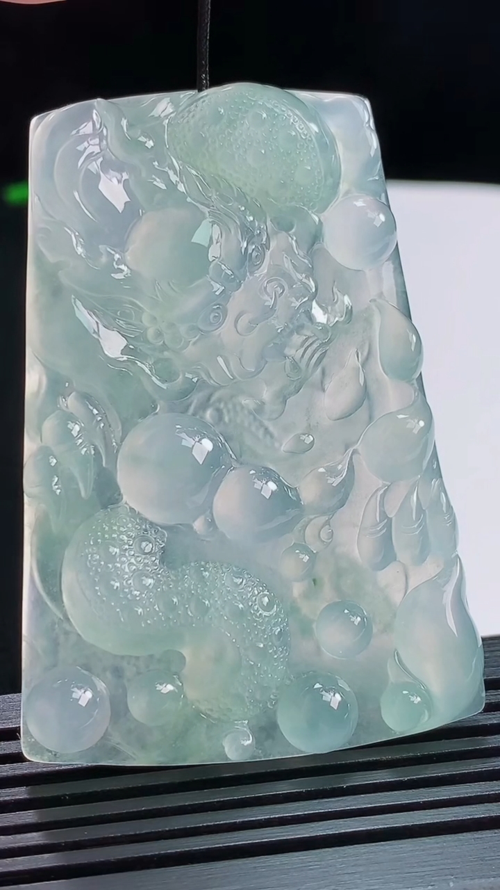 天然A货翡翠龙牌吊坠，尺寸61-42-6.2 重量:30.88g
8月3日