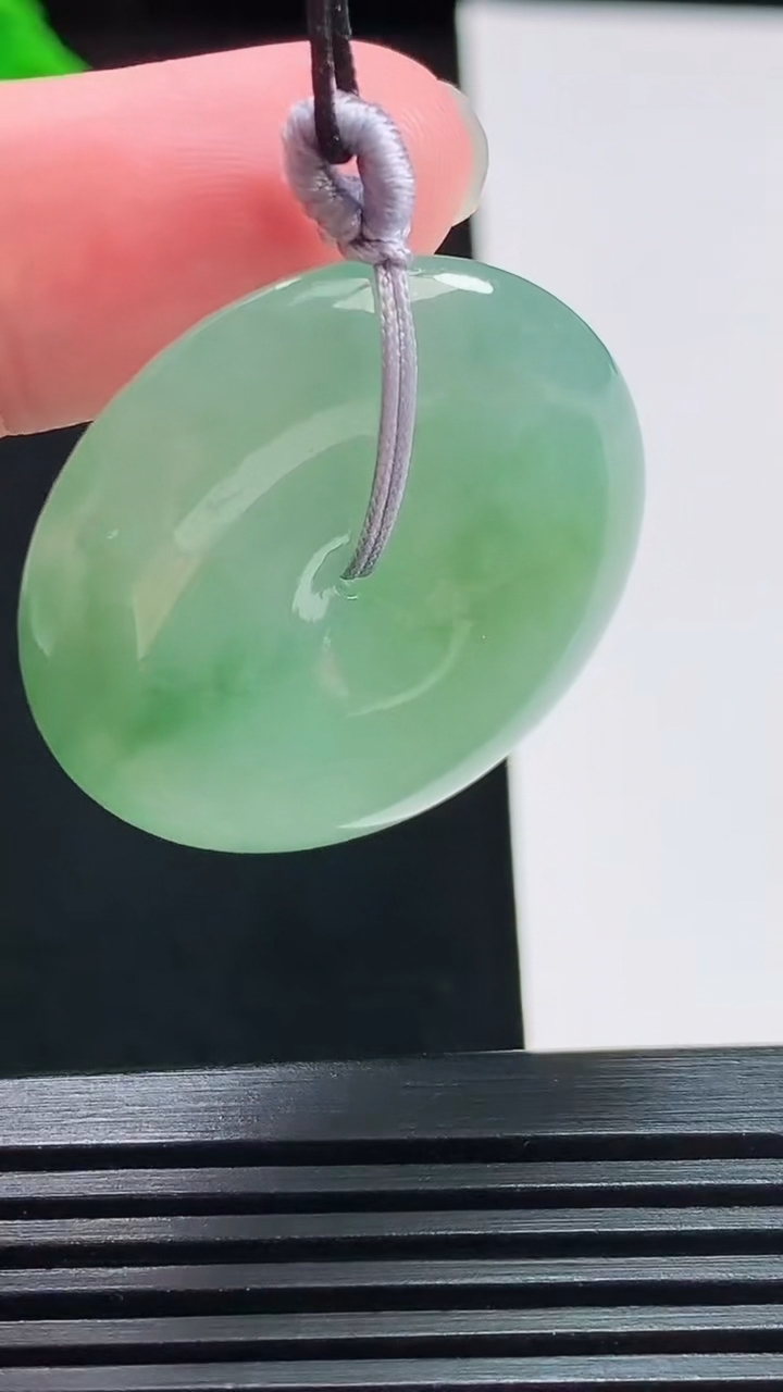 天然A货翡翠平安扣吊坠，尺寸32-6 重量:13.49g
8月3日