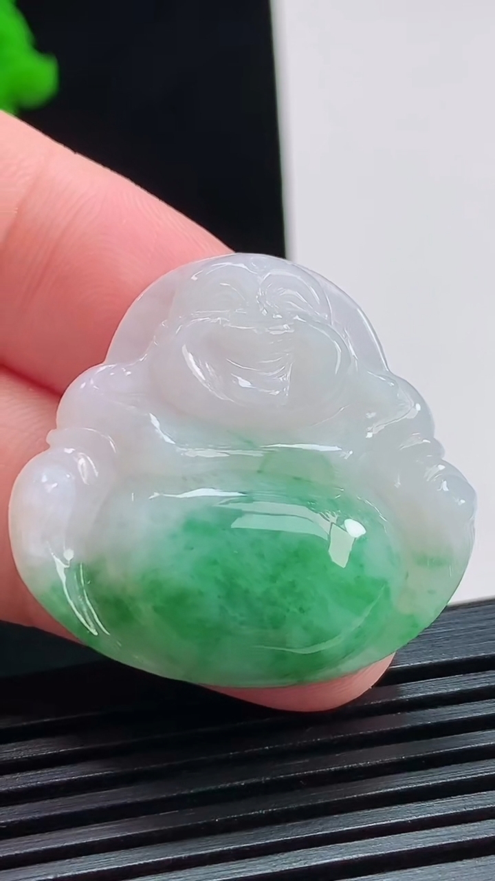天然A货翡翠飘花佛公吊坠，尺寸31.6-33.5-6.2，重量:10.10g
8月3日