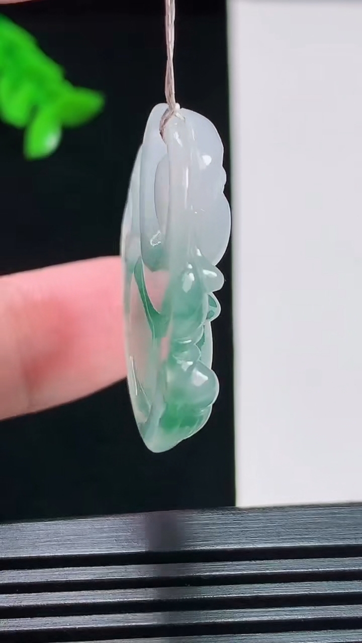 天然A货翡翠飘花佛公吊坠，尺寸30-33-6 重量:9.30g
8月3日