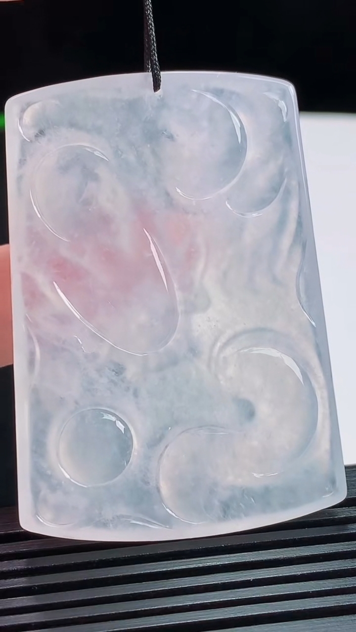 天然A货翡翠种白冰龙牌吊坠，尺寸55.5-38.6-6 重量:29.70g
8月3日