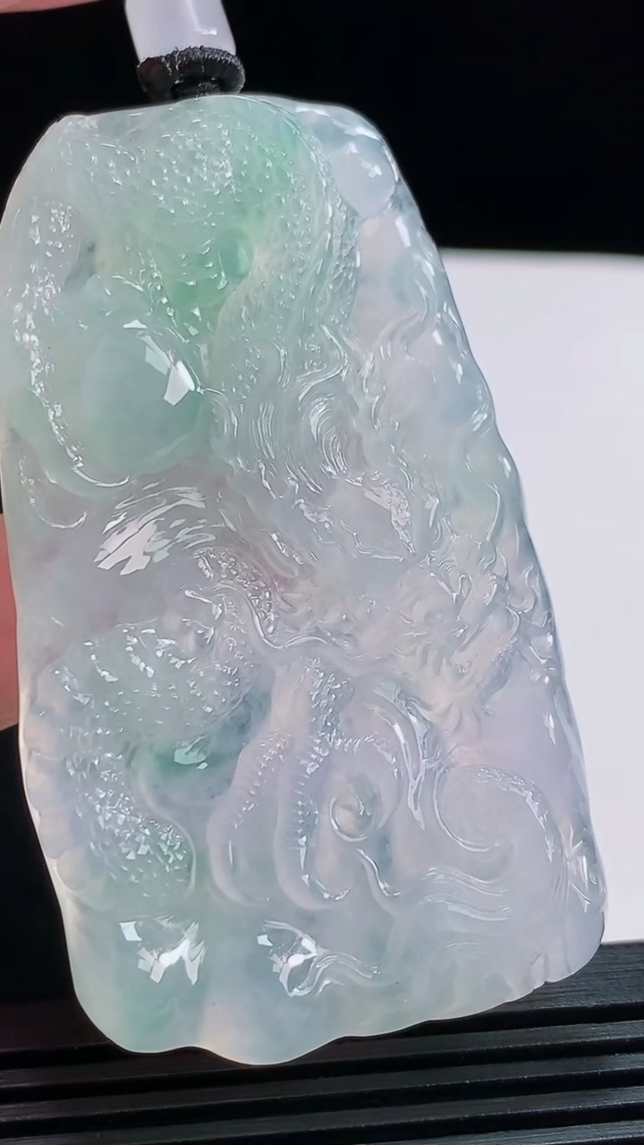 天然A货翡翠龙牌吊坠，尺寸65.6-37-6 重量:37.76g
8月3日