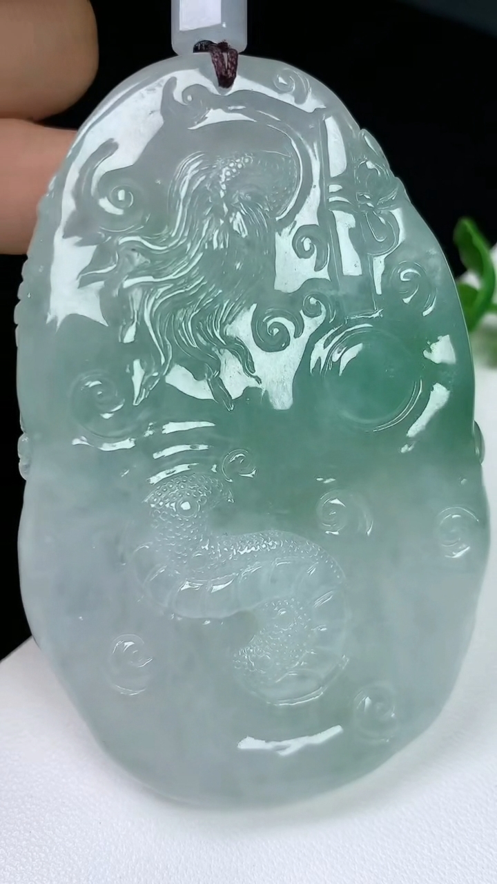 天然A货翡翠龙牌吊坠，尺寸73.8-48.2-11.2，重量:71.31g
8月3日