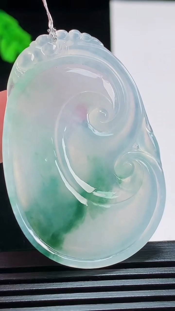 天然A货翡翠冰种飘花如意吊坠，尺寸48-32-4.8 重量:13.99g
8月3日