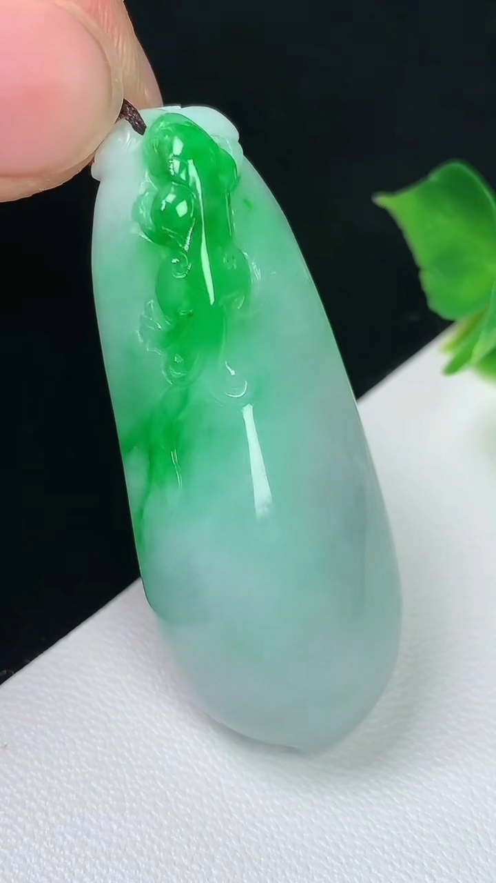 天然A货翡翠福瓜吊坠，尺寸45.9-18.3-11.8，重量:17.81g
8月3日