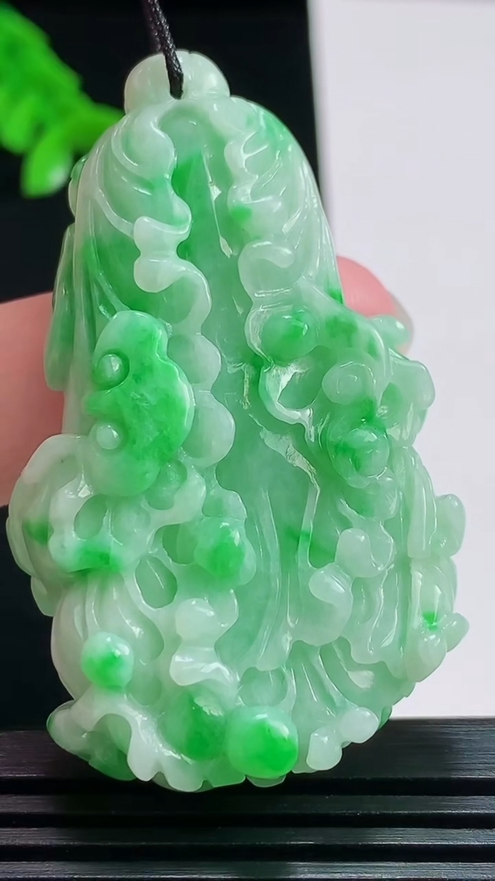 天然A货翡翠白菜吊坠，尺寸53-32-12.3 重量:30.87g
8月3日