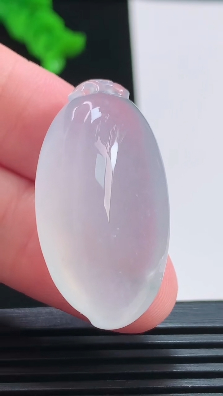 天然A货翡翠福瓜吊坠，尺寸37-19-12 重量:14.74g
8月3日