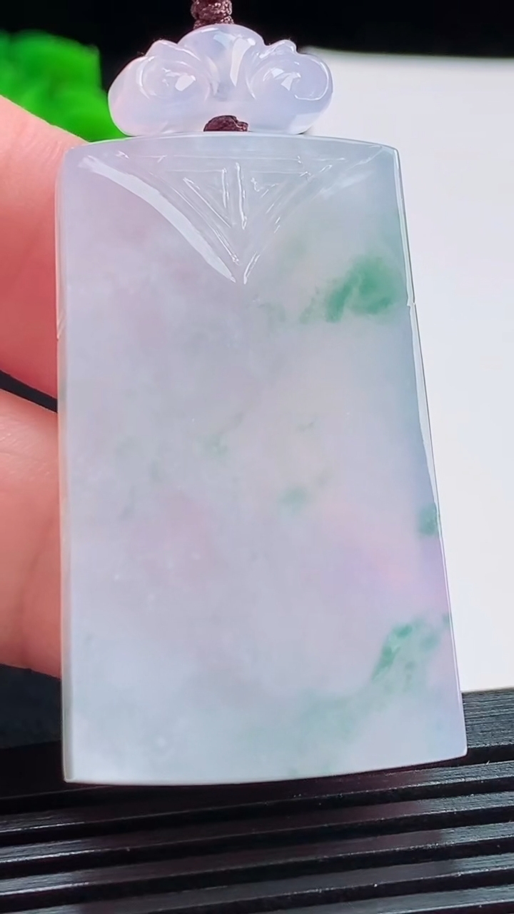 天然A货翡翠紫罗兰 飘花仿古无事牌吊坠，尺寸52-25-6.6 重量:23.11g
8月3日