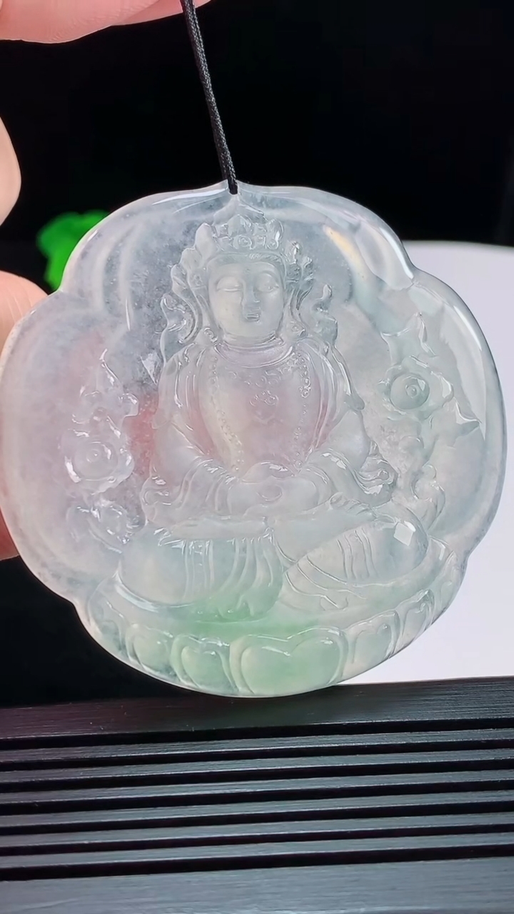 天然A货翡翠度母菩萨吊坠，尺寸57.2-5.5 重量:33.32g
8月3日