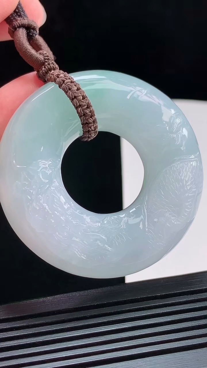 天然A货翡翠雕龙平安环吊坠，尺寸53.5-12 重量:68.15g
8月3日