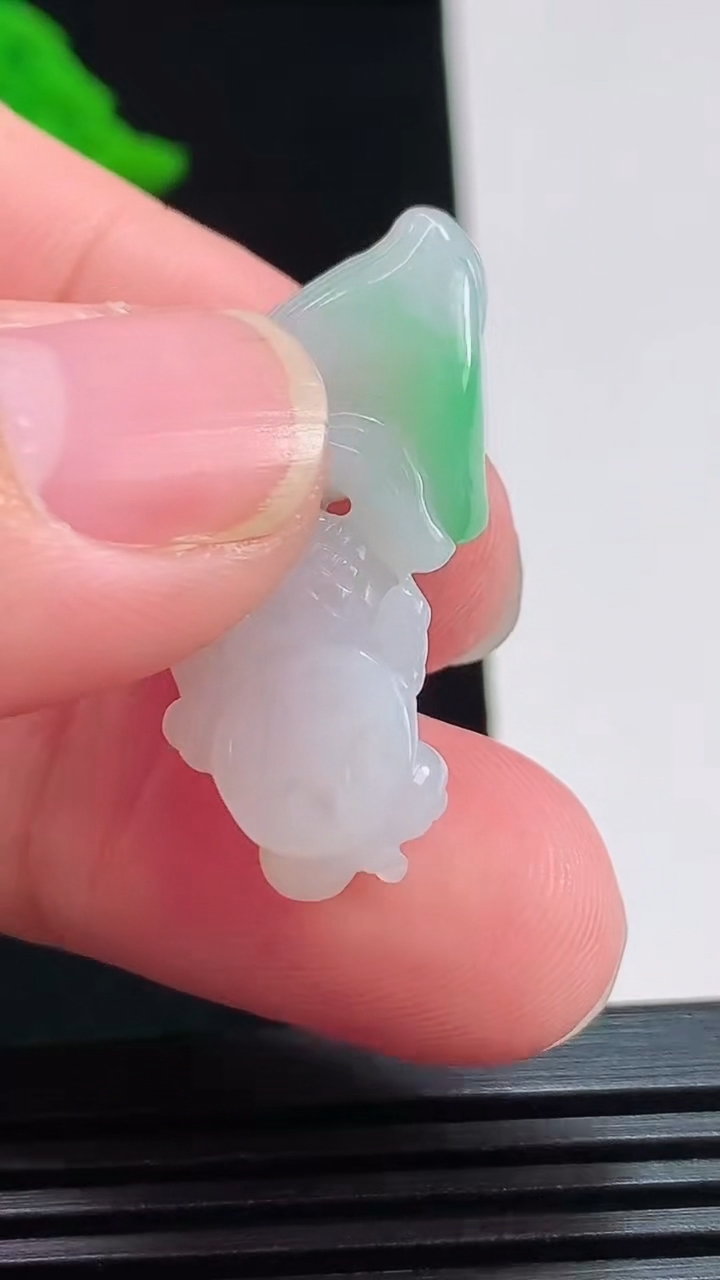 天然A货翡翠年年有余吊坠，尺寸30-23-7.8 重量:6.67g
8月3日