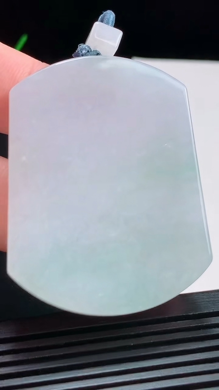 天然A货翡翠无事牌吊坠，尺寸52-40-5.2 重量:32.11g
8月3日