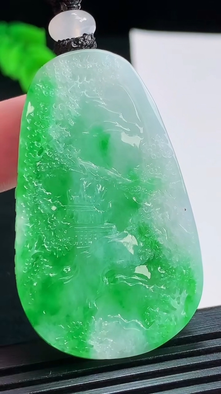 天然A货翡翠山水牌吊坠，尺寸47-29.5-11 重量:30.00g
8月3日