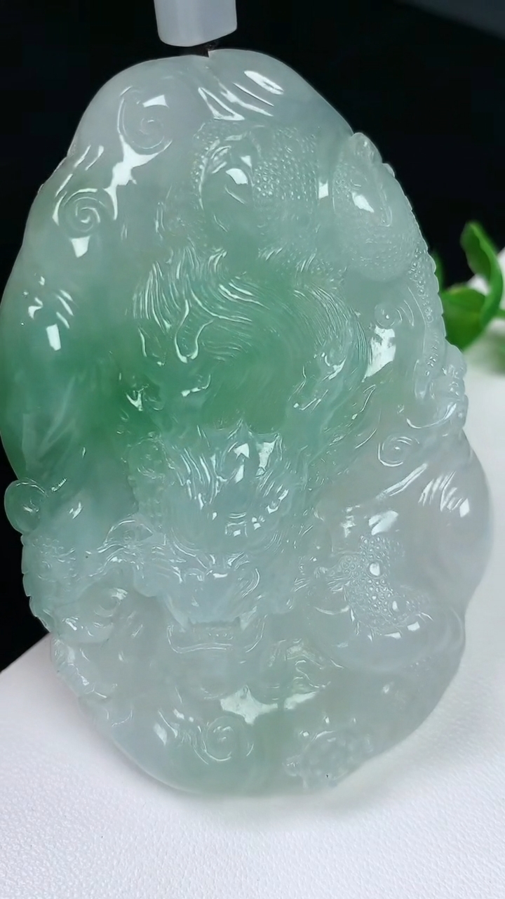 天然A货翡翠龙牌吊坠，尺寸73.8-48.2-11.2，重量:71.31g
8月3日