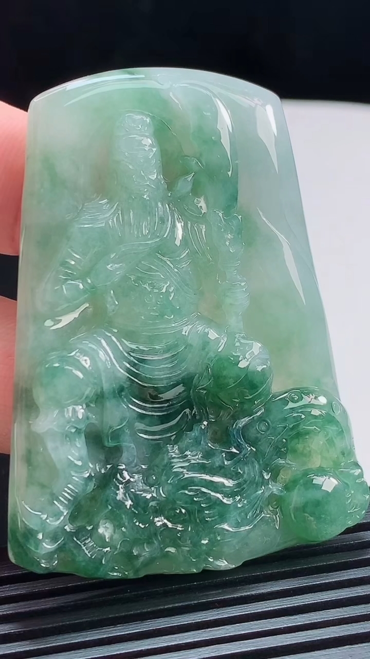 天然A货翡翠飘花御龙关公吊坠，尺寸61-44-6 重量:33.19g
8月3日