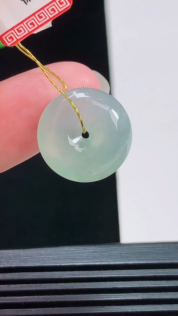 天然A货翡翠平安扣吊坠，尺寸16-5.8 重量:3.05g
8月3日