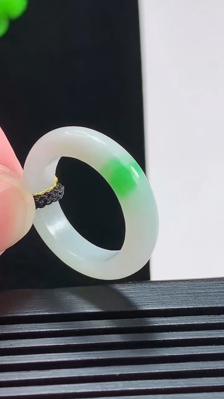 天然A货翡翠玉指环 戒指，尺寸17-4.6-3.5 重量:3.44g2026年8月3日
工厂直销收藏佳品,种好水足，色泽均匀，有种有色，上手高大气！