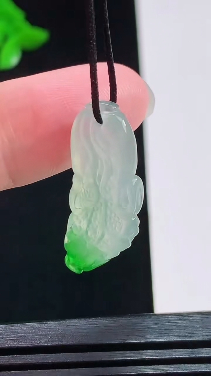 天然A货翡翠白菜吊坠，尺寸26-11-4 重量:2.42g
8月3日