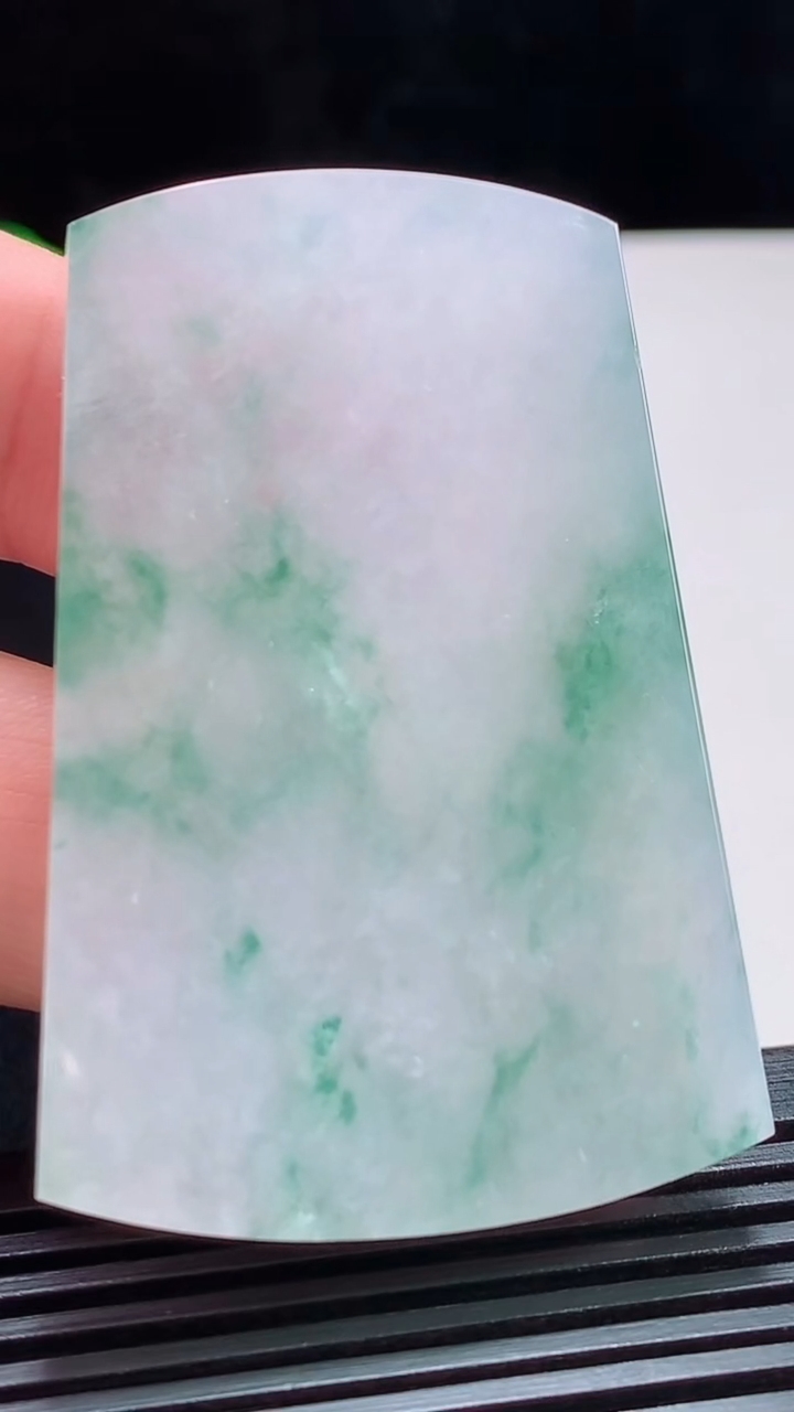 天然A货翡翠飘花无事牌吊坠，尺寸55-36.6-5.8 重量:34.44g
8月3日