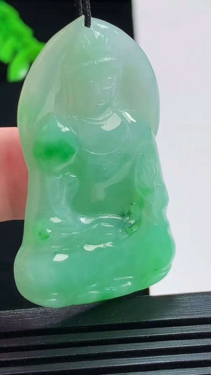 天然A货翡翠大势至菩萨吊坠，尺寸48-29-5 重量:14.34g
8月3日
