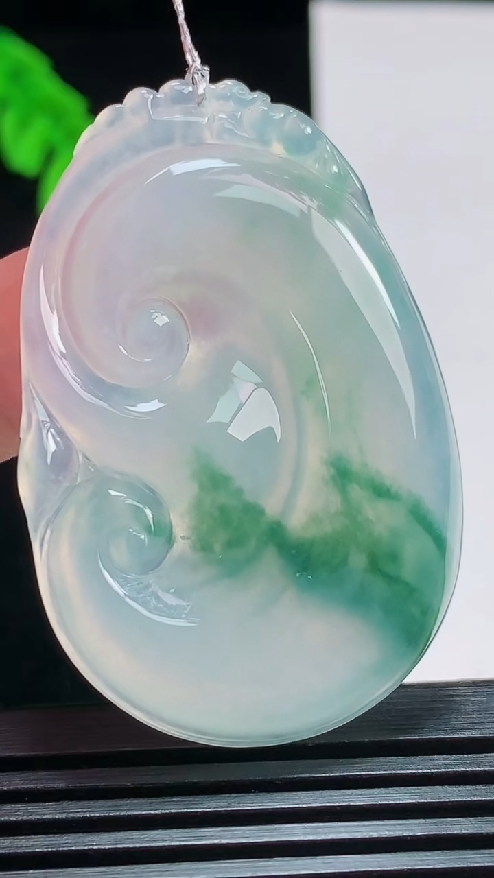 天然A货翡翠冰种飘花如意吊坠，尺寸48-32-4.8 重量:13.99g
8月3日