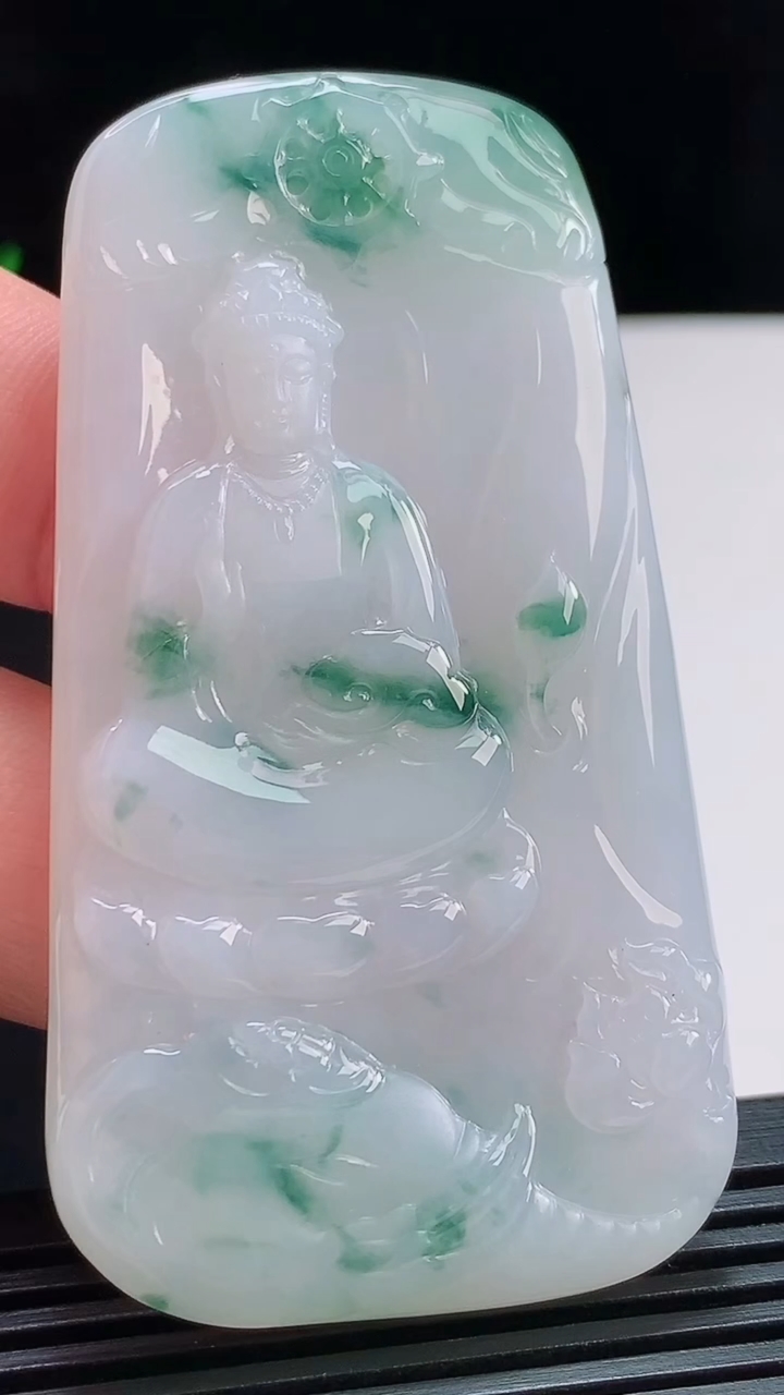 天然A货翡翠飘花普贤菩萨吊坠，尺寸69-37-5.8 重量:37.04g
8月3日