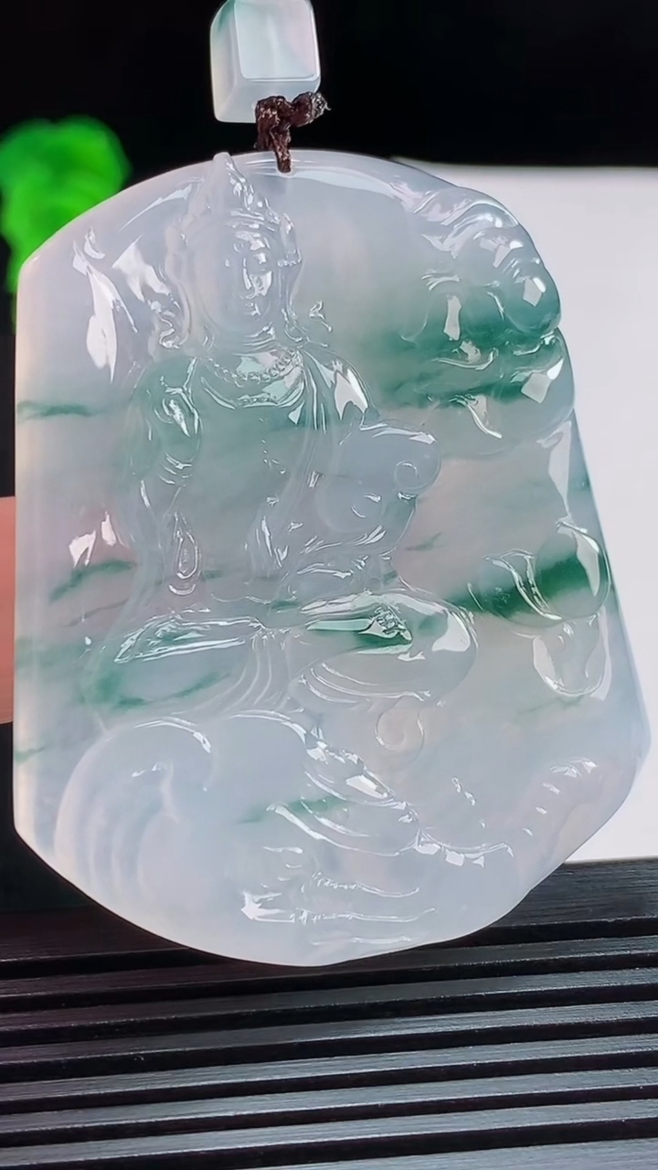 天然A货翡翠冰种飘花普贤菩萨吊坠，尺寸53-42.6-5.2，重量:28.55g
8月3日