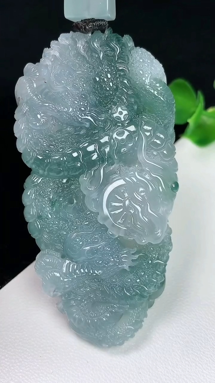 天然A货翡翠龙牌吊坠，尺寸65-34.7-12.5，重量:48.21g
8月3日