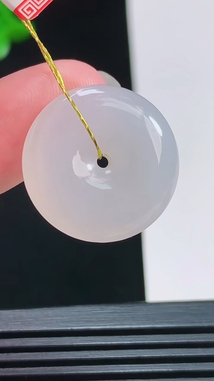 天然A货翡翠平安扣吊坠，尺寸21-5.2 重量:5.00g
8月3日