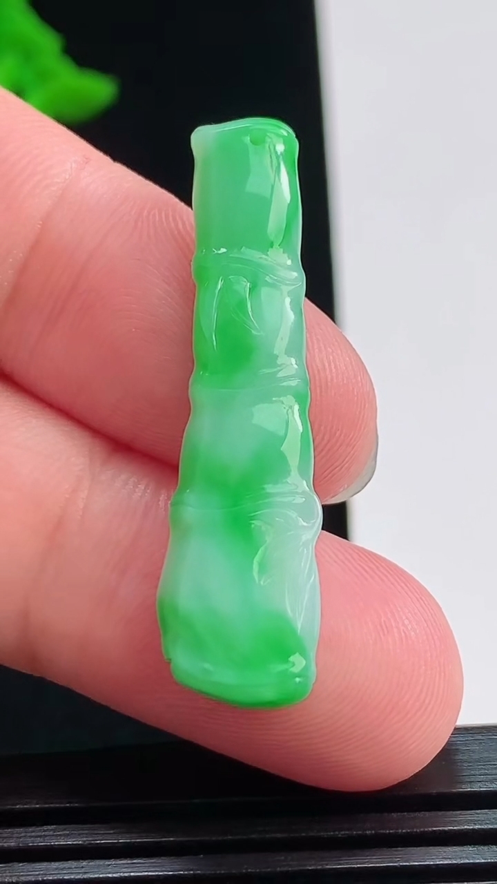 天然A货翡翠节节高升 竹节吊坠，尺寸38-10-4 重量:3.16g
8月3日