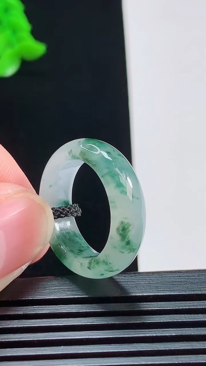 天然A货翡翠飘花玉指环 戒指，尺寸16.2-6.2-3.5 重量:4..06g2026年8月3日
工
